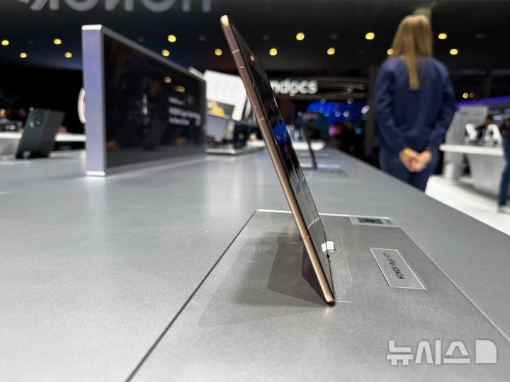 [바르셀로나(스페인)=뉴시스] 심지혜 기자 = 3일(현지 시간) 오전 스페인 바르셀로나에서 열린 MWC 25에서 전시된 아너 매직 V3. 2025.03.03. siming@newsis.com