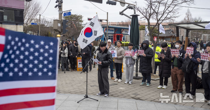 [전주=뉴시스] 강경호 기자 = 개강을 하루 앞둔 3일 전북 전주시 전북대학교 구정문 앞 버스킹존에서 열린 윤석열 대통령의 탄핵을 반대하는 대학생 시국선언 집회에서 대표 발언자인 이사야씨가 발언하고 있다. 2025.03.03. lukekang@newsis.com