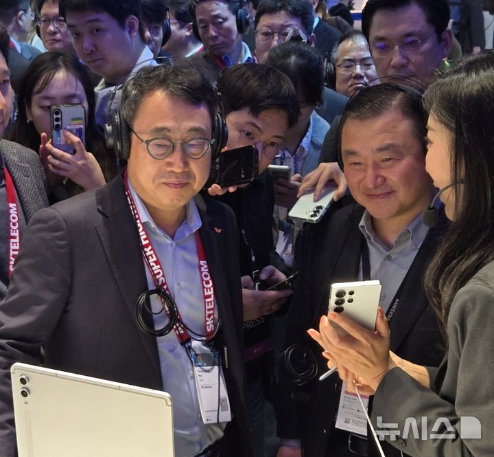 [바르셀로나(스페인)=뉴시스] 윤현성 기자 = 3일(현지 시간) 오전 스페인 바르셀로나에서 열린 MWC 2025 삼성전자 부스에서 노태문 삼성전자 MX사업부장(사장, 오른쪽)과 유영상 SK텔레콤 사장이 갤럭시 AI 설명을 듣고 있다. 2025.03.03. hsyhs@newsis.com
