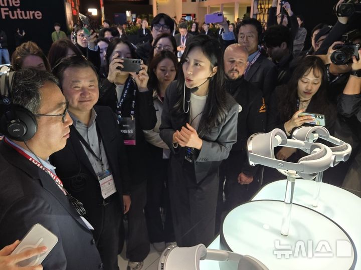 [바르셀로나(스페인)=뉴시스] 윤현성 기자 = 3일(현지 시간) 오전 스페인 바르셀로나에서 열린 MWC 2025 삼성전자 부스에서 노태문 삼성전자 MX사업부장(사장, 왼쪽)과 유영상 SK텔레콤 사장이 XR 기기 '프로젝트 무한' 설명을 듣고 있다. 2025.03.03. hsyhs@newsis.com