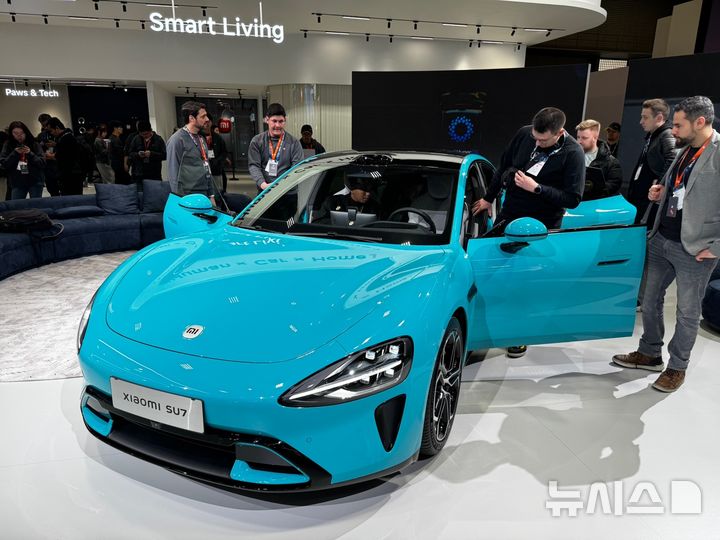 [바르셀로나(스페인)=뉴시스] 심지혜 기자 = 3일(현지 시간) 오전 스페인 바르셀로나에서 열린 MWC 25 샤오미 부스에 전시된 전기차 '샤오미 SU7'. 2025.03.03. siming@newsis.com