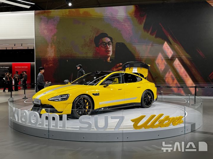 [바르셀로나(스페인)=뉴시스] 심지혜 기자 = 3일(현지 시간) 오전 스페인 바르셀로나에서 열린 MWC 25 샤오미 부스에 전시된 슈퍼카급 프리미엄 전기차 '샤오미 SU7 울트라'. 2025.03.03. siming@newsis.com