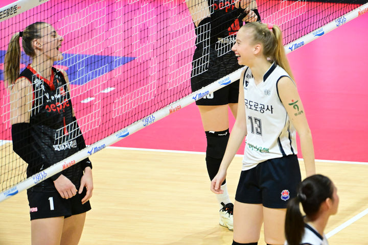 [서울=뉴시스] 프로배구 페퍼저축은행 테일러(왼쪽)와 한국도로공사 니콜로바가 3일 페퍼스타디움에서 열린 도드람 2024~2025 V-리그 여자부 6라운드 경기에서 대화를 나누고 있다. (사진=KOVO 제공) 2025.03.03. *재판매 및 DB 금지