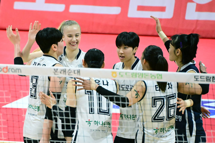 [서울=뉴시스] 프로배구 한국도로공사 선수들이 3일 페퍼스타디움에서 열린 도드람 2024~2025 V-리그 여자부 6라운드 경기에서 페퍼저축은행을 상대로 득점에 성공한 뒤 환호하고 있다. (사진=KOVO 제공) 2025.03.03. *재판매 및 DB 금지