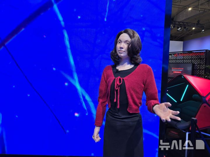 [바르셀로나(스페인)=뉴시스]MWC25가 개막한 3일(현지시간) 스페인 바르셀로나 피아 그란 비아의 이앤(E&amp;) 전시관에 엔지니어드 아츠의 휴머노이드 로봇 '아미라'가 전시돼있다. (사진=윤현성 기자)