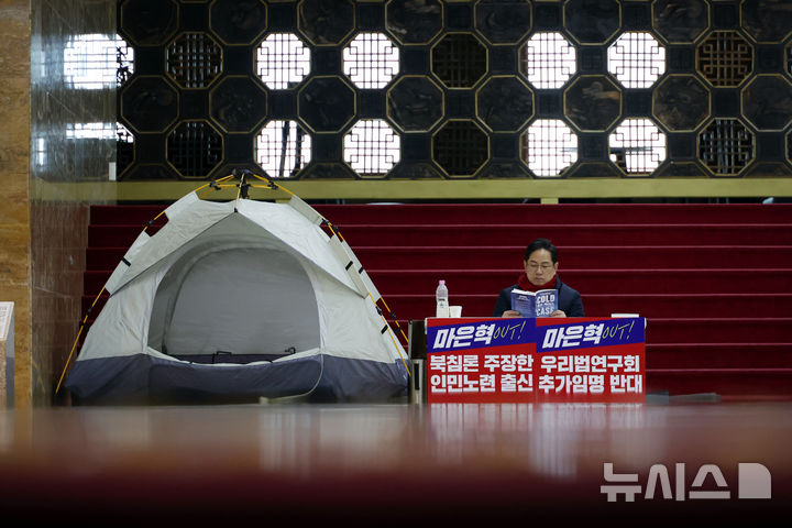 [서울=뉴시스] 고승민 기자 = 박수영 국민의힘 의원이 3일 서울 여의도 국회 로텐더홀에서 마은혁 헌법재판관 후보자 임명 반대를 주장하며 단식농성을 하고 있다. 2025.03.03. kkssmm99@newsis.com