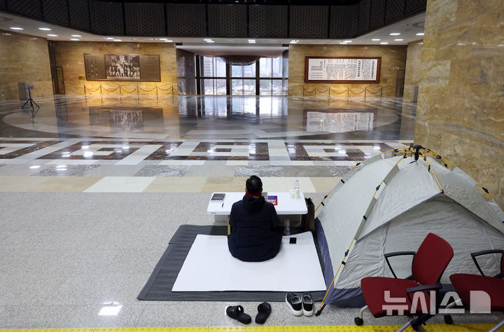 [서울=뉴시스] 고승민 기자 = 박수영 국민의힘 의원이 3일 서울 여의도 국회 로텐더홀에서 마은혁 헌법재판관 후보자 임명 반대를 주장하며 단식농성을 하고 있다. 2025.03.03. kkssmm99@newsis.com