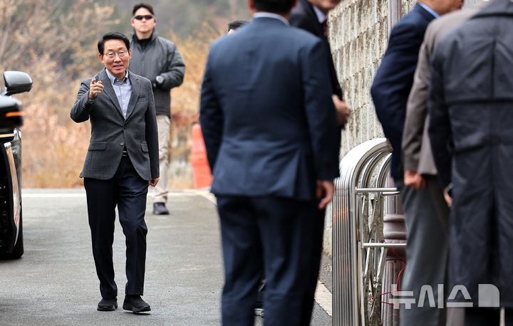 [대구=뉴시스] 이무열 기자 = 김상훈 국민의힘 정책위의장이 3일 박근혜 전 대통령을 예방하기 위해 대구 달성군 유가읍 사저로 들어가고 있다. 2025,03.03. lmy@newsis.com