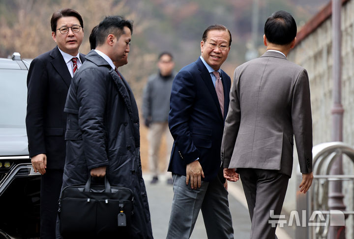 [대구=뉴시스] 이무열 기자 = 권영세 국민의힘 비상대책위원장이 3일 박근혜 전 대통령을 예방하기 위해 대구 달성군 유가읍 사저로 들어가고 있다. 2025,03.03. lmy@newsis.com