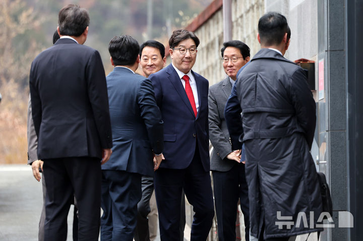 [대구=뉴시스] 이무열 기자 = 권성동 국민의힘 원내대표와 김상훈 국민의힘 정책위의장이 3일 박근혜 전 대통령을 예방하기 위해 대구 달성군 유가읍 사저로 들어가고 있다. 2025,03.03. lmy@newsis.com