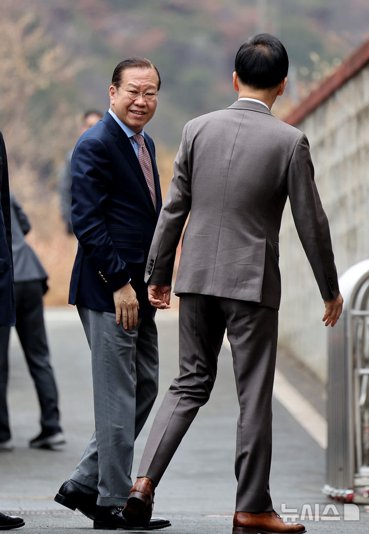 [대구=뉴시스] 이무열 기자 = 권영세 국민의힘 비상대책위원장이 3일 박근혜 전 대통령을 예방하기 위해 대구 달성군 유가읍 사저로 들어가고 있다. 2025,03.03. lmy@newsis.com