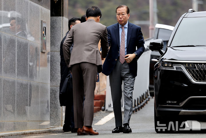 [대구=뉴시스] 이무열 기자 = 권영세 국민의힘 비상대책위원장이 3일 박근혜 전 대통령을 예방하기 위해 대구 달성군 유가읍 사저로 들어가고 있다. 2025,03.03. lmy@newsis.com