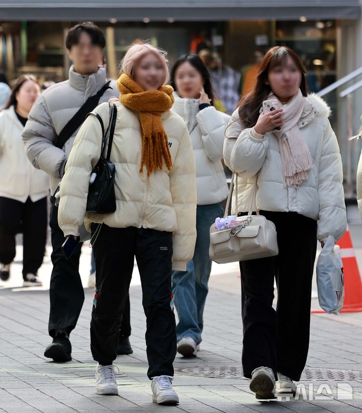 [서울=뉴시스] 고범준 기자 = 찬바람에 쌀쌀한 날씨가 이어지고 있는 3일 서울 중구 명동거리에서 외국인 관광객들이 두터운 코트를 입고 지나가고 있다. 2025.03.03. bjko@newsis.com