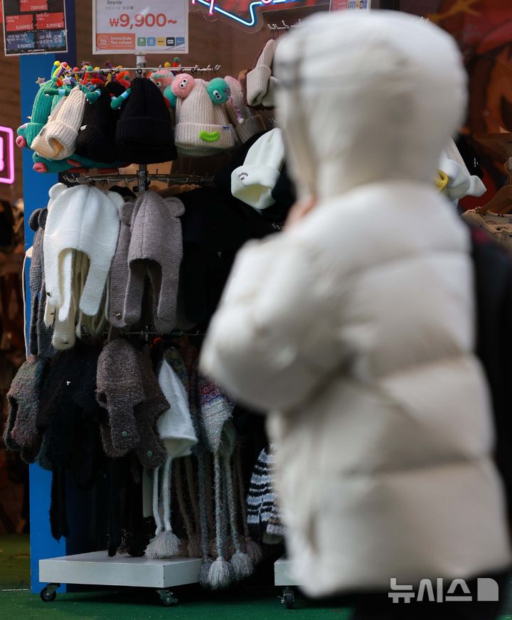 [서울=뉴시스] 고범준 기자 = 찬바람에 쌀쌀한 날씨가 이어지고 있는 3일 서울 중구 명동거리에서 외국인 관광객들이 두터운 코트를 입고 지나가고 있다. 2025.03.03. bjko@newsis.com