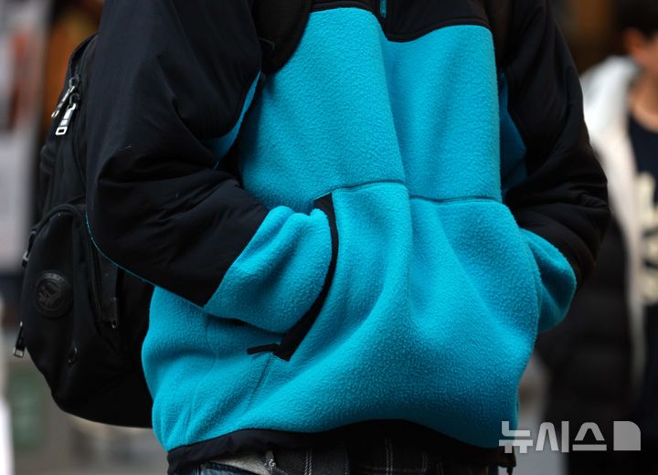 [서울=뉴시스] 고범준 기자 = 찬바람에 쌀쌀한 날씨가 이어지고 있는 3일 서울 중구 명동거리에서 외국인 관광객들이 두터운 코트를 입고 지나가고 있다. 2025.03.03. bjko@newsis.com