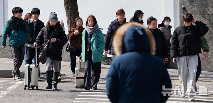 [서울=뉴시스] 고범준 기자 = 찬바람에 쌀쌀한 날씨가 이어지고 있는 3일 서울 중구 명동거리 인근에서 외국인 관광객들이 두터운 코트를 입고 지나가고 있다. 2025.03.03. bjko@newsis.com