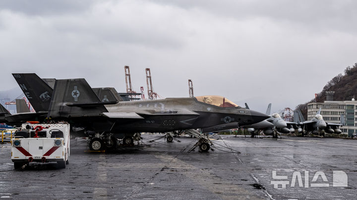 [부산=뉴시스] 사진공동취재단 = 3일 부산 작전기지에 입항한 미국 핵 추진 항공모함 '칼빈슨함'(CVN-70) 갑판에 F/A-18 전투기를 비롯한 항공기들이 도열해 있다. 2025.03.03. photo@newsis.com