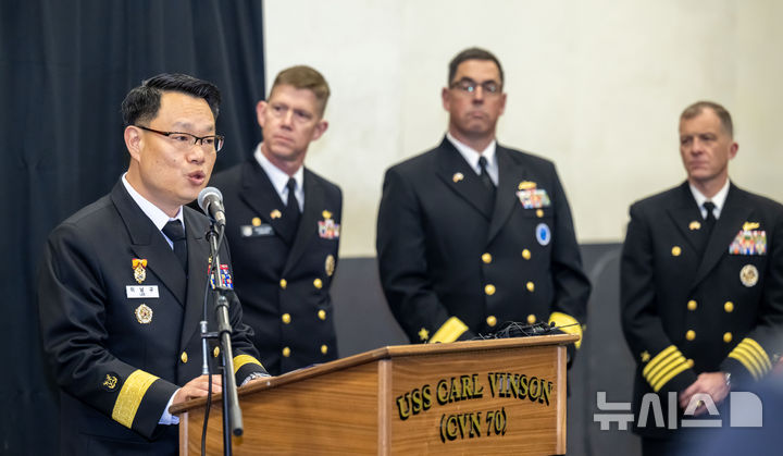 [부산=뉴시스] 사진공동취재단 = 3일 부산 작전기지에 입항한 미국 핵 추진 항공모함 '칼빈슨함'(CVN-70) 격납고에서 이남규(준장) 해군작전사령부 해양작전본부장이 발언하고 있다. 2025.03.03. photo@newsis.com