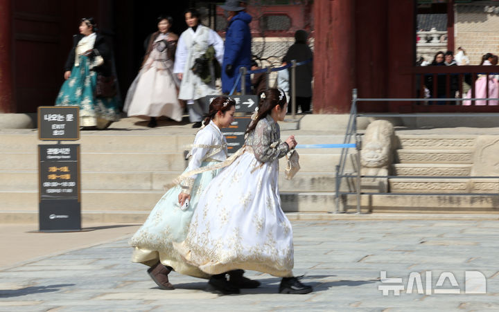 [서울=뉴시스] 최진석 기자 = 북동풍의 영향으로 기온이 떨어진 3일 서울 종로구 경복궁에서 관람객들이 바람을 피해 몸을 움츠리며 발걸음을 재촉하고 있다. 2025.03.03. myjs@newsis.com