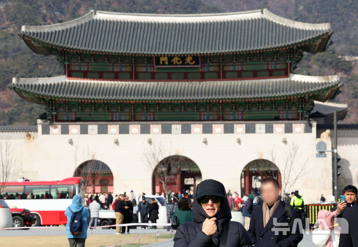 [서울=뉴시스] 최진석 기자 = 지난 3일 서울 종로구 광화문 광장에서 한 외국인이 옷깃을 잡고 발걸음을 재촉하고 있다. 2025.03.03. myjs@newsis.com