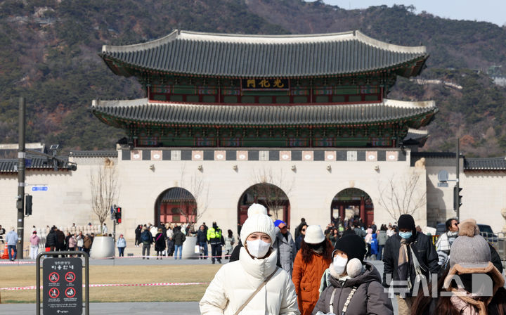 [서울=뉴시스] 최진석 기자 = 북동풍의 영향으로 기온이 떨어진 3일 서울 종로구 광화문 광장에서 외국인들이 털모자와 방한용품을 착용한 채 발걸음을 재촉하고 있다. 2025.03.03. myjs@newsis.com