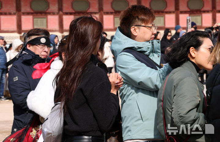 [서울=뉴시스] 최진석 기자 = 지난 3일 서울 종로구 경복궁에서 한 관람객이 핫팩을 들고 손을 녹이고 있다. 2025.03.03. myjs@newsis.com