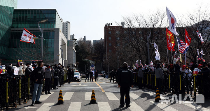 [서울=뉴시스] 박주성 기자 = 3일 오후 서울 동작구 중앙대학교 정문 앞에서 탄핵 찬·반 집회가 열리고 있다. 2025.03.03. park7691@newsis.com