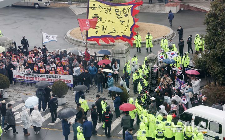 [부산=뉴시스] 하경민 기자 = 윤석열 조속한 파면을 촉구하는 동아대 재학생, 졸업생, 민주시민 등이(사진 왼쪽) 3일 오후 부산 서구 동아대학교 부민캠퍼스 정문 앞에서 윤 대통령 탄핵을 촉구하는 구호를 외치고 있는 가운데 동아대 재학생으로 구성된 '자유민주수호를 위한 동아인들'과 시민 등이(오른쪽) 경찰 저지선을 사이에 두고 윤 대통령 탄핵을 반대하는 구호를 외치고 있다. 2025.03.03. yulnetphoto@newsis.com