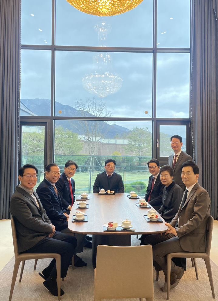 [서울=뉴시스] 고승민 기자 = 국민의힘 권영세 비상대책위원장과 권성동 원내대표, 김상훈 정책위의장 등 의원들이 3일 대구 달성 박근혜 전 대통령 사저를 찾아 박 전 대통령과 대화하며 기념촬영하고 있다. (사진=국민의힘 제공) 2025.03.03. photo@newsis.com *재판매 및 DB 금지