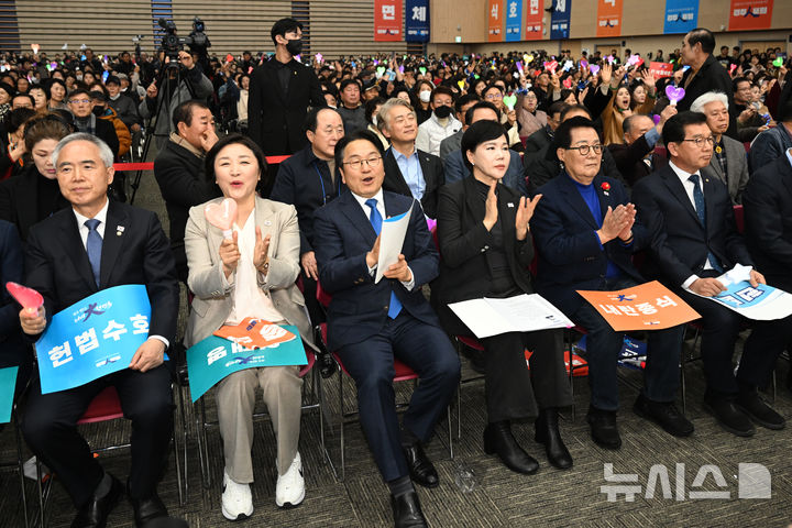 [광주=뉴시스] 박기웅 기자 = 3일 오후 3시 광주 서구 김대중컨벤션센터에서 열린 '광주人(인)포럼 출범식'에 참석한 강기정 광주시장이 지역 국회의원 등 관계들과 함께 박수를 치고 있다. 2025.03.03. pboxer@newsis.com