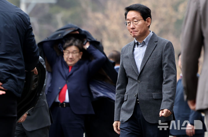 [대구=뉴시스] 이무열 기자 = 김상훈 국민의힘 정책위의장이 일 박근혜 전 대통령 예방을 마친 뒤 대구 달성군 유가읍 사저를 나오고 있다. 2025.03.03. lmy@newsis.com