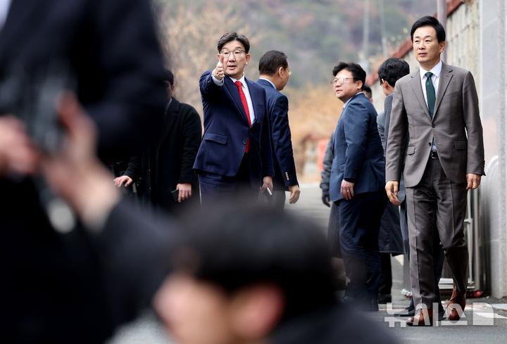 [대구=뉴시스] 이무열 기자 = 권성동 국민의힘 원내대표가 3일 박근혜 전 대통령 예방을 마친 뒤 대구 달성군 유가읍 사저를 나오고 있다. 2025.03.03. lmy@newsis.com