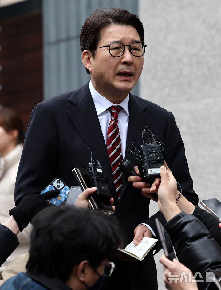 [대구=뉴시스] 이무열 기자 = 신동욱 국민의힘 수석대변인이 3일 대구 달성군 유가읍 사저에서 박근혜 전 대통령을 예방한 뒤 취재진 질문에 답하고 있다. 2025.03.03. lmy@newsis.com