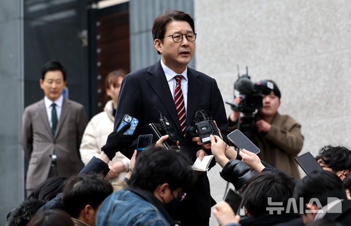 [대구=뉴시스] 이무열 기자 = 신동욱 국민의힘 수석대변인이 지난달 3일 대구 달성군 유가읍 사저에서 박근혜 전 대통령을 예방한 뒤 취재진 질문에 답하고 있다. 2025.03.03. lmy@newsis.com