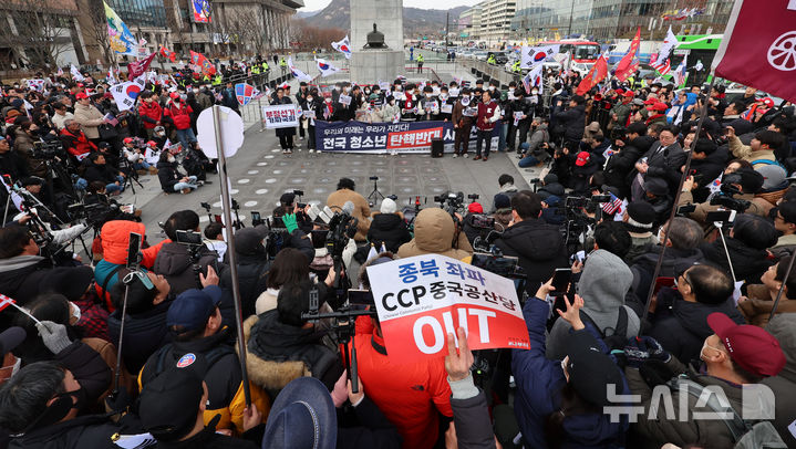 [서울=뉴시스] 이영환 기자 = 전국탄핵반대청소년연합 소속 청소년들이 3일 오후 서울 종로구 광화문광장 이순신 동상 앞에서 윤석열 대통령 탄핵반대 전국 중고교생 시국선언을 하고 있다. 2025.03.03. 20hwan@newsis.com