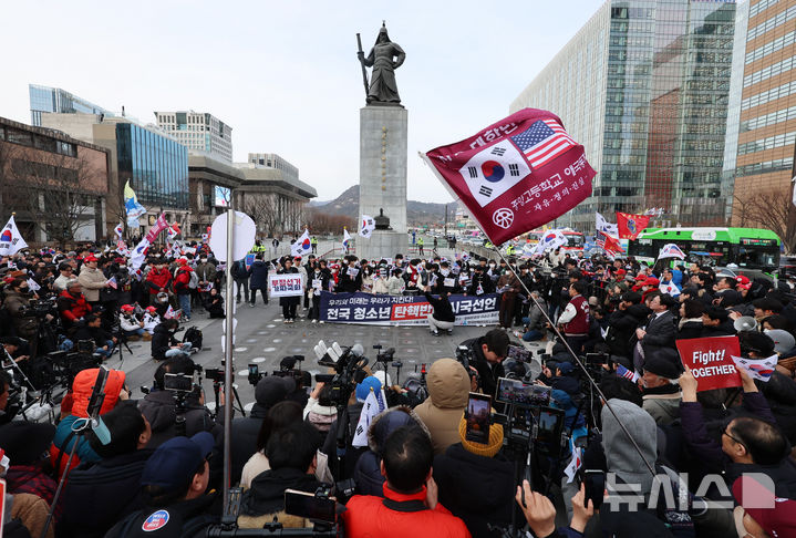 [서울=뉴시스] 이영환 기자 = 전국탄핵반대청소년연합 소속 청소년들이 3일 오후 서울 종로구 광화문광장 이순신 동상 앞에서 윤석열 대통령 탄핵반대 전국 중고교생 시국선언을 하고 있다. 2025.03.03. 20hwan@newsis.com