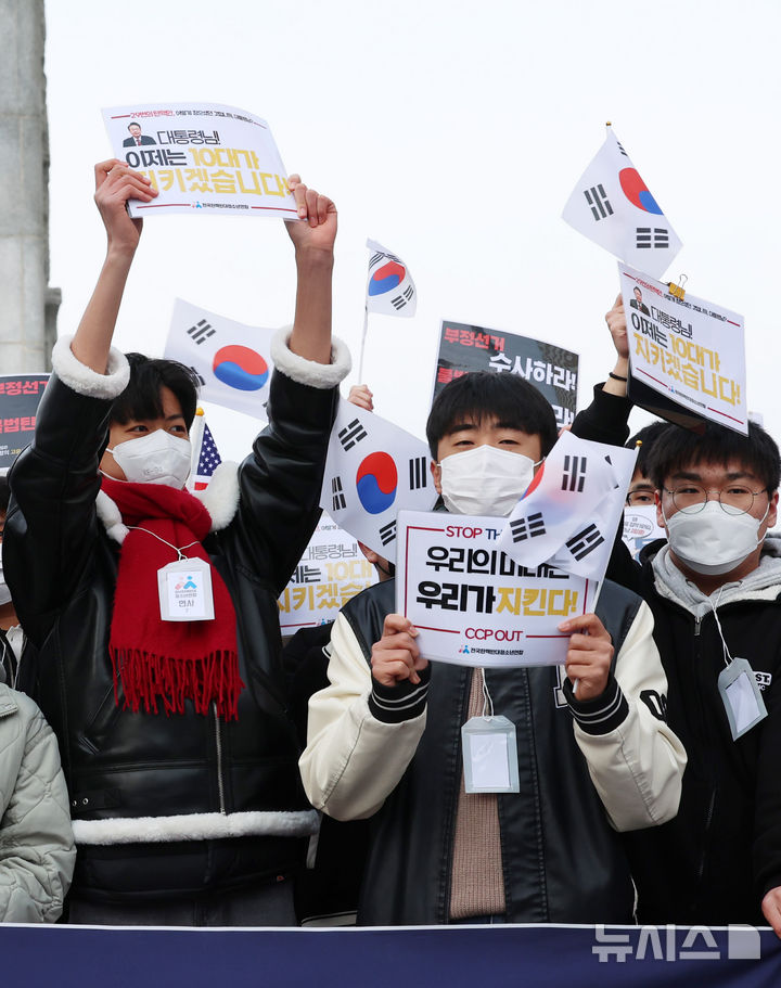[서울=뉴시스] 이영환 기자 = 전국탄핵반대청소년연합 소속 청소년들이 3일 오후 서울 종로구 광화문광장 이순신 동상 앞에서 윤석열 대통령 탄핵반대 전국 중고교생 시국선언을 하고 있다. 2025.03.03. 20hwan@newsis.com