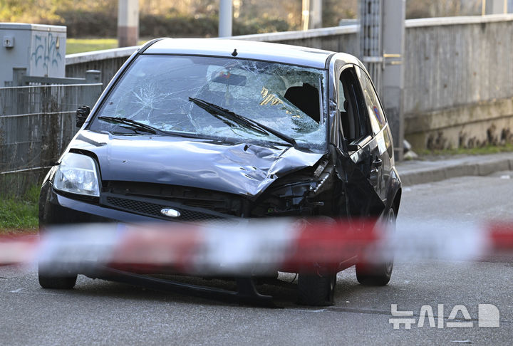[만하임=AP/뉴시스] 독일 남서부 만하임에서 3일(현지 시간) 차량이 보행자 전용구역을 향해 돌진해 2명이 숨지고 10명이 다쳤다. 이번 사건을 일으킨 차량이 훼손돼 있는 모습. 2025.03.04