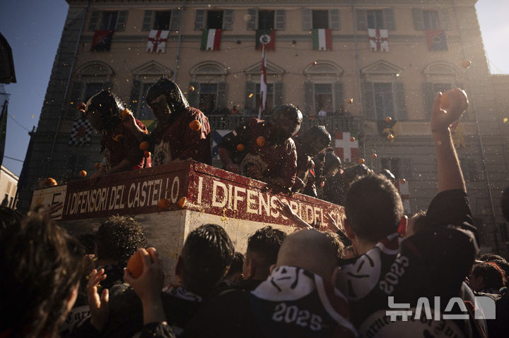 [이브레아=AP/뉴시스] 3일(현지 시간) 이탈리아 북부 피에몬테주 이브레아에서 카니발의 일환으로 '오렌지 전투'가 열려 중세 병사와 평민으로 역할을 나눈 사람들이 '오렌지 전투'를 벌이고 있다. 12세기 봉건시대에 비올레타라는 평민 여성이 자신에게 '초야권'을 행사하려던 영주의 목을 베면서 민중 봉기를 촉발한 것이 '오렌지 전투'의 기원으로 알려져 있다. 축제에 사용되는 오렌지는 식용에 부적합한 것들로 후에 퇴비로 이용된다. 2025.03.04.