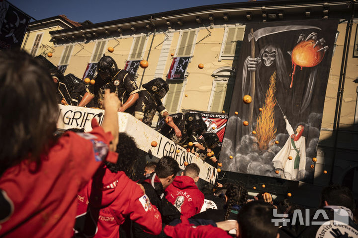 [이브레아=AP/뉴시스] 3일(현지 시간) 이탈리아 북부 피에몬테주 이브레아에서 카니발의 일환으로 '오렌지 전투'가 열려 중세 병사와 평민으로 역할을 나눈 사람들이 '오렌지 전투'를 벌이고 있다. 12세기 봉건시대에 비올레타라는 평민 여성이 자신에게 '초야권'을 행사하려던 영주의 목을 베면서 민중 봉기를 촉발한 것이 '오렌지 전투'의 기원으로 알려져 있다. 축제에 사용되는 오렌지는 식용에 부적합한 것들로 후에 퇴비로 이용된다. 2025.03.04.