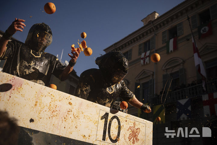 [이브레아=AP/뉴시스] 3일(현지 시간) 이탈리아 북부 피에몬테주 이브레아에서 카니발의 일환으로 '오렌지 전투'가 열려 중세 병사와 평민으로 역할을 나눈 사람들이 '오렌지 전투'를 벌이고 있다. 12세기 봉건시대에 비올레타라는 평민 여성이 자신에게 '초야권'을 행사하려던 영주의 목을 베면서 민중 봉기를 촉발한 것이 '오렌지 전투'의 기원으로 알려져 있다. 축제에 사용되는 오렌지는 식용에 부적합한 것들로 후에 퇴비로 이용된다. 2025.03.04.