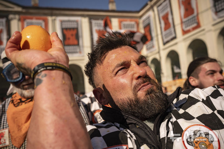 [이브레아=AP/뉴시스] 3일(현지 시간) 이탈리아 북부 피에몬테주 이브레아에서 카니발의 일환으로 '오렌지 전투'가 열려 참가자들이 오렌지를 던지고 있다. 12세기 봉건시대에 비올레타라는 평민 여성이 자신에게 '초야권'을 행사하려던 영주의 목을 베면서 민중 봉기를 촉발한 것이 '오렌지 전투'의 기원으로 알려져 있다. 축제에 사용되는 오렌지는 식용에 부적합한 것들로 후에 퇴비로 이용된다. 2025.03.04.