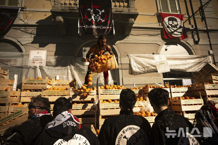 [이브레아=AP/뉴시스] 3일(현지 시간) 이탈리아 북부 피에몬테주 이브레아에서 카니발의 일환으로 '오렌지 전투'가 열리고 있다. 12세기 봉건시대에 비올레타라는 평민 여성이 자신에게 '초야권'을 행사하려던 영주의 목을 베면서 민중 봉기를 촉발한 것이 '오렌지 전투'의 기원으로 알려져 있다. 축제에 사용되는 오렌지는 식용에 부적합한 것들로 후에 퇴비로 이용된다. 2025.03.04.