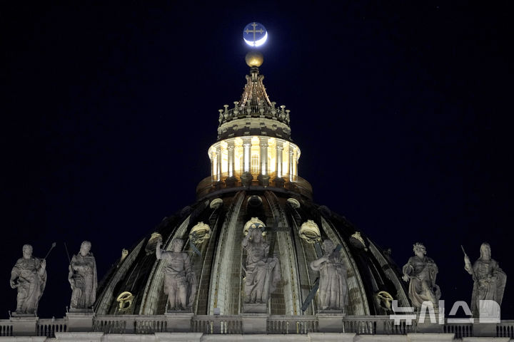 [바티칸시국=AP/뉴시스]교황청은 성모 마리아가 예수 그리스도의 인간 구원에 일정 부분 협력했다는 교단 내 일각의 해석을 공식적으로 부정했다. 인간 구속(救贖·대신 속죄함으로써 구원함)의 주체는 예수뿐이라는 것이다. 사진은 바티칸의 성 베드로 대성당. 2025.11.05.