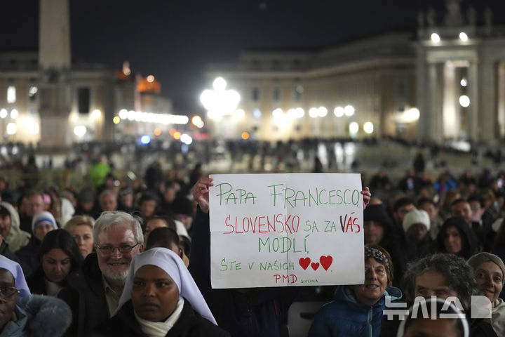[바티칸시국=AP/뉴시스] 3일(현지 시간) 바티칸시국 성 베드로 광장에서 열리는 프란치스코 교황 건강 기원 묵주기도회에 모인 사람들이 손팻말을 들고 있다. 교황청은 프란치스코 교황이 호흡 곤란을 겪어 인공호흡기 치료를 재개했다고 전했다. 2025.03.04.