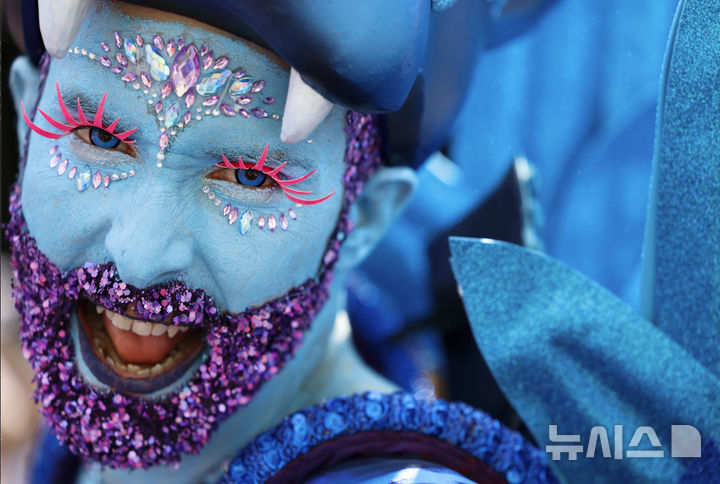 뉴올리언스 카니발서 퍼레이드하는 참가자들 - 뉴스 썸네일 이미지