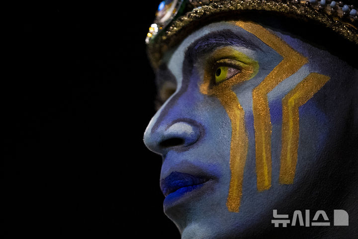 [리우데자네이루=AP/뉴시스] 3일(현지 시간) 브라질 리우데자네이루에서 열린 2025 리우 카니발에서 한 참가자가 공연 준비를 하고 있다. 2025.03.04.