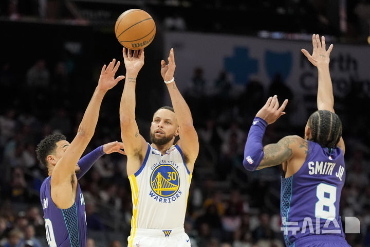 [샬롯=AP/뉴시스] 미국프로농구(NBA) 골든스테이트 워리어스의 스테픈 커리. 2025.03.03.