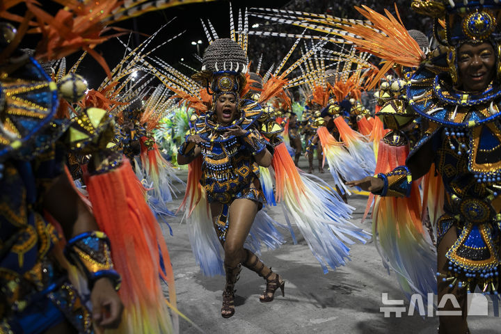 [리우데자네이루=AP/뉴시스] 3일(현지 시간) 브라질 리우데자네이루에서 열린 2025 리우 카니발에서 참가자들이 춤을 추고 있다. 2025.03.04.