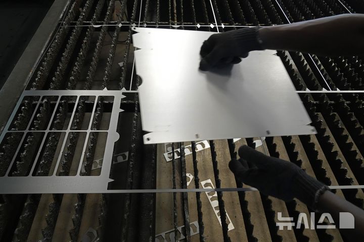 [벵갈룰루=AP/뉴시스] 인도 벵갈룰루 교외에 있는 강판 가공공장에서 27일 직원이 절단작업을 하고 있다. 2025.02.27
